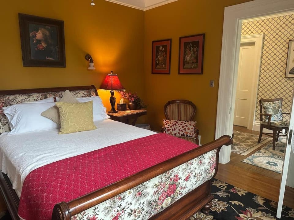 Rosewood Room - The Belvedere Inn Bed and Breakfast in Oswego