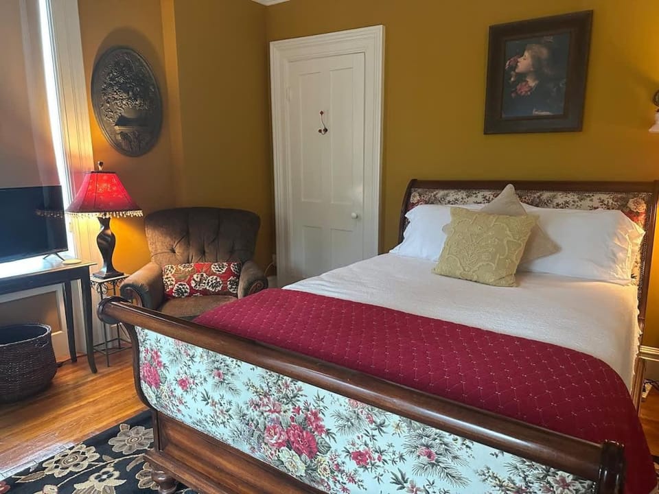 Rosewood Room - The Belvedere Inn Bed and Breakfast in Oswego