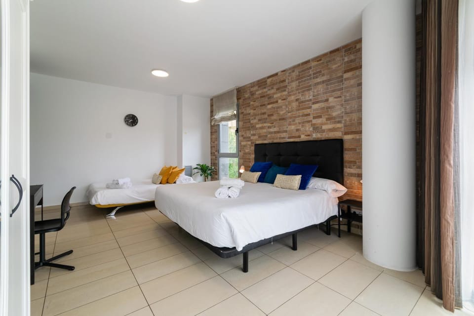 Carol Suites Fira Barcelona Habitaciones privadas en apartamento Bed and Breakfast in L'Hospitalet de Llobregat