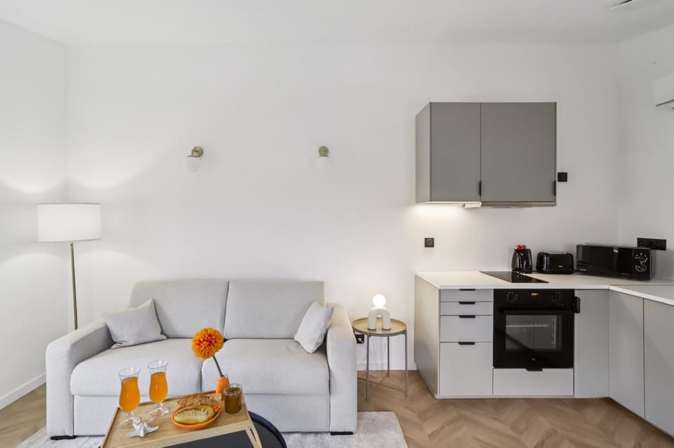 Coffee/tea facilities, Kitchen or kitchenette, Living room, Seating area, Dining area, oven, stove, toaster