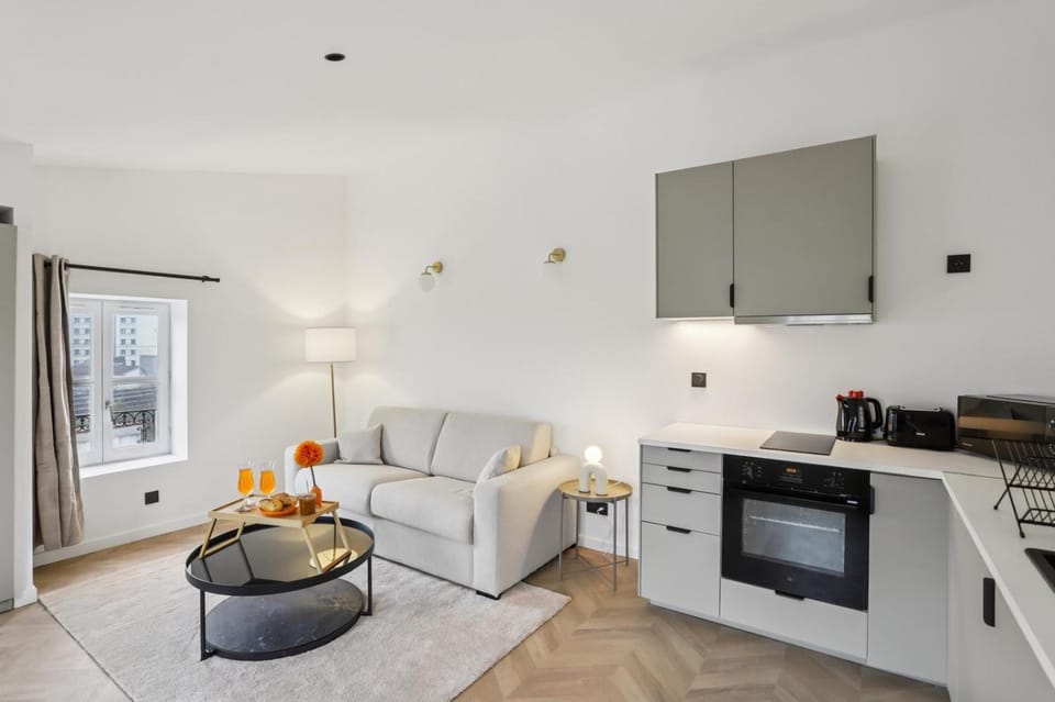 Kitchen or kitchenette, Living room, Seating area, Dining area, stove