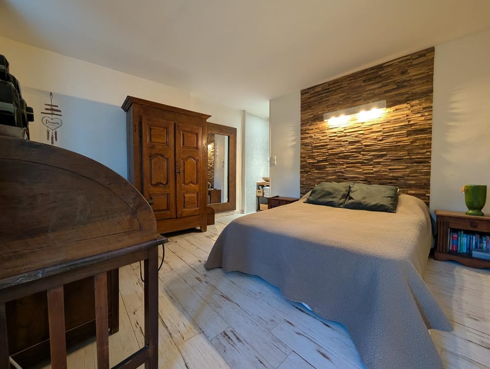 Photo of the whole room, Bedroom