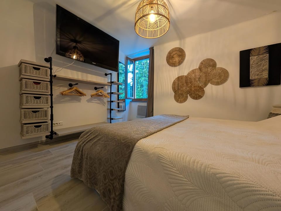 Bed, TV and multimedia, Bedroom, storage