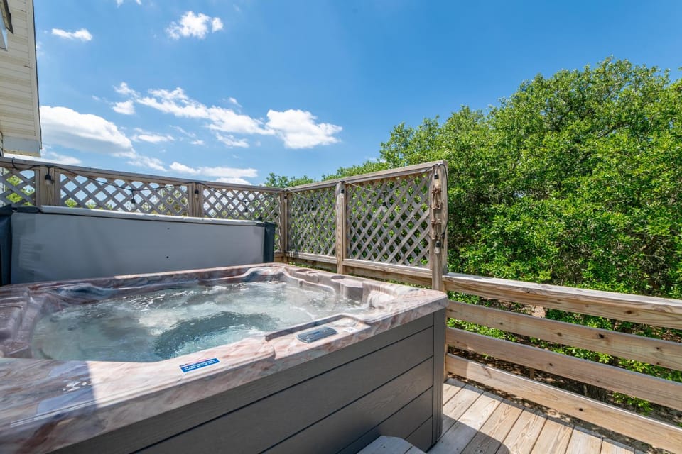 The Swan Shack - 4x4 Carova Beach, Pool, Hot Tub, Theater, Pets OK, Private Setting House in Carova Beach