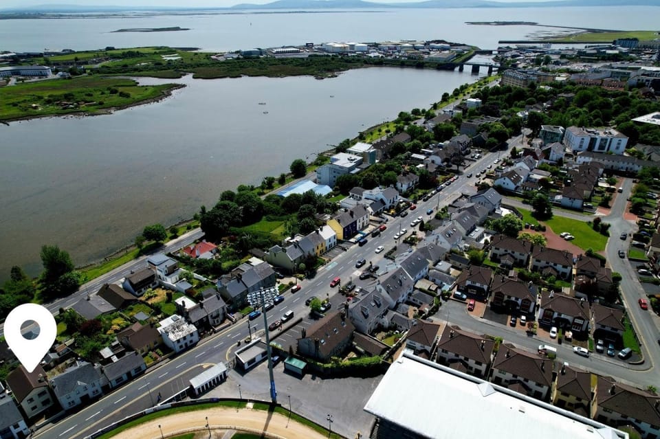 Nearby landmark, Neighbourhood, Natural landscape, Bird's eye view, City view, Lake view, Sea view, Location, Parking