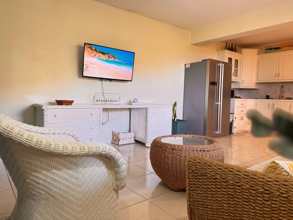 TV and multimedia, Kitchen or kitchenette, Living room, Seating area