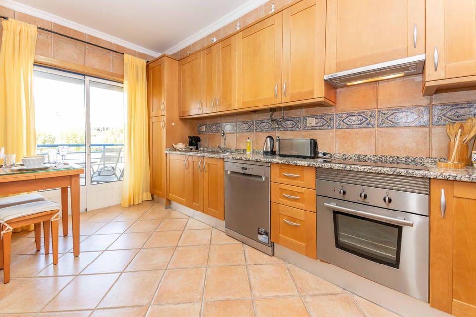 Dining area, kitchen