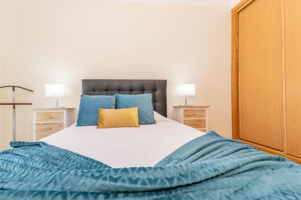 Bed, Bedroom, wardrobe, air conditioner