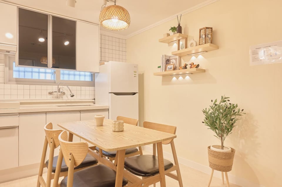 Kitchen or kitchenette, Dining area