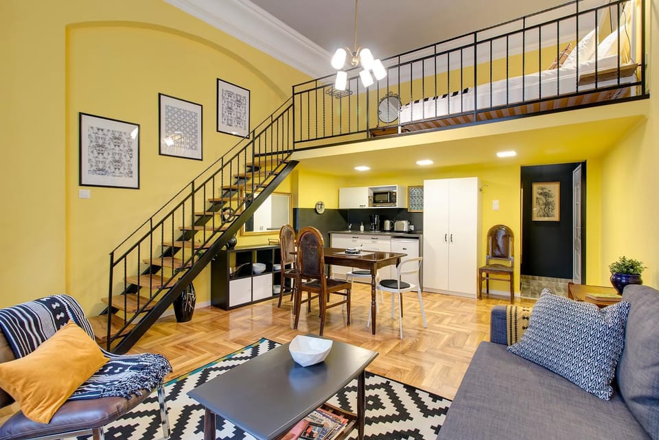 Kitchen or kitchenette, Living room, Seating area, Dining area, stove