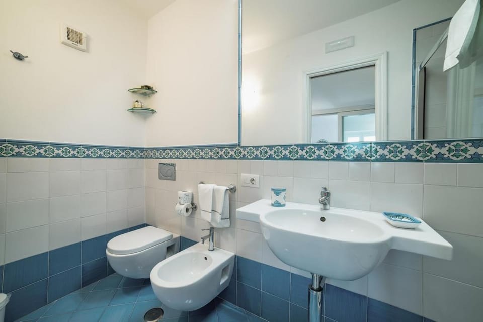 Shower, Toilet, Bathroom, bidet, towels