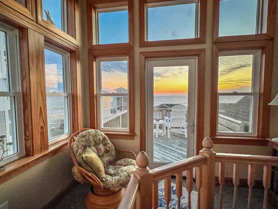 The Watch Tower - KDH MP 6.5, Ocean View, 12 Yds to Beach, Pool, Hot Tub, Tiki Bar, Flex Stays House in Kill Devil Hills