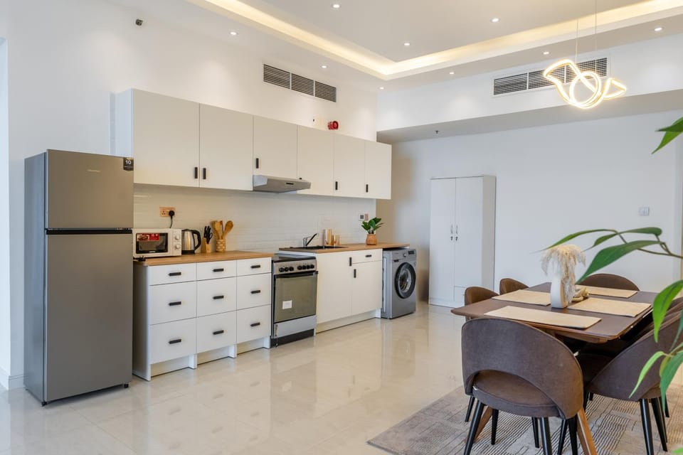 Coffee/tea facilities, Kitchen or kitchenette, Dining area, microwave, oven, stove, toaster, washing machine