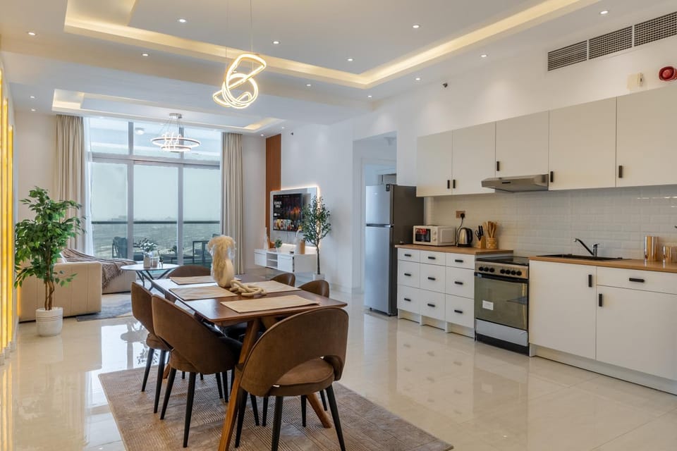 Kitchen or kitchenette, Living room, Seating area, Dining area