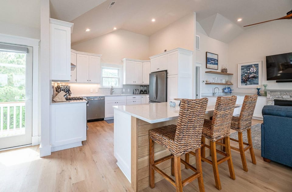 The Whistling Oyster - Corolla Village, Oceanside, 460 Yds to Beach, Pool, Hot Tub, Pool Table House in Corolla
