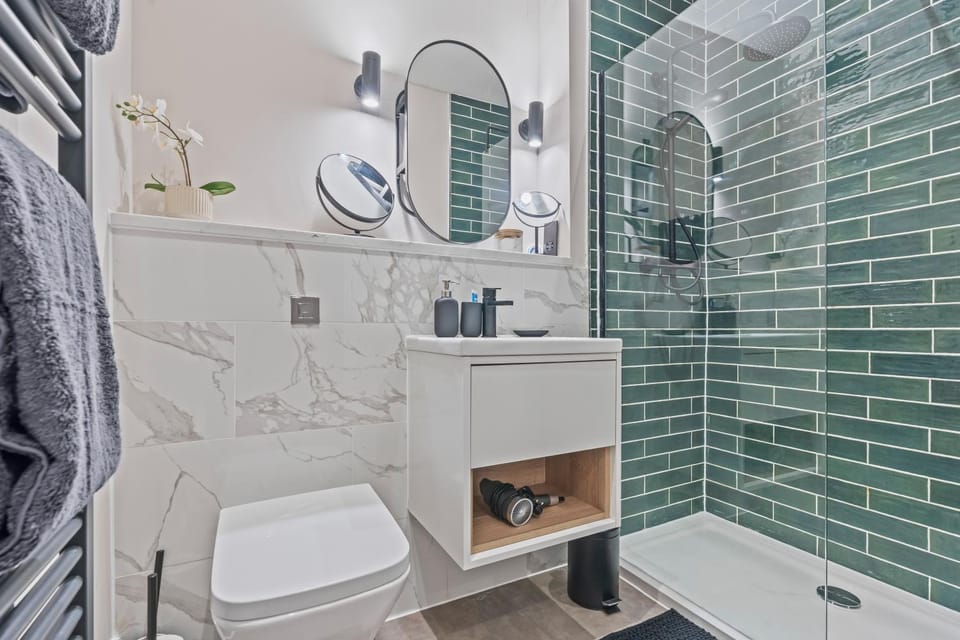 Toilet, Bathroom, towels