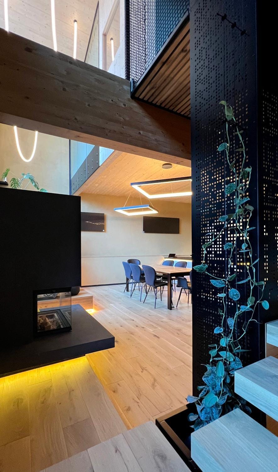 Dining area, fireplace