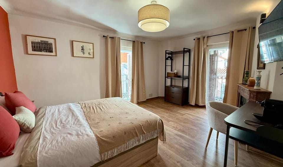 Bed, TV and multimedia, Living room, Photo of the whole room, Seating area, Bedroom