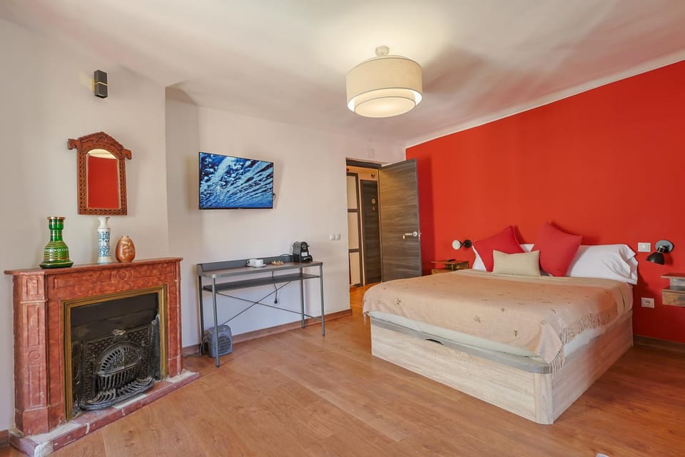 Bed, TV and multimedia, Photo of the whole room, Bedroom
