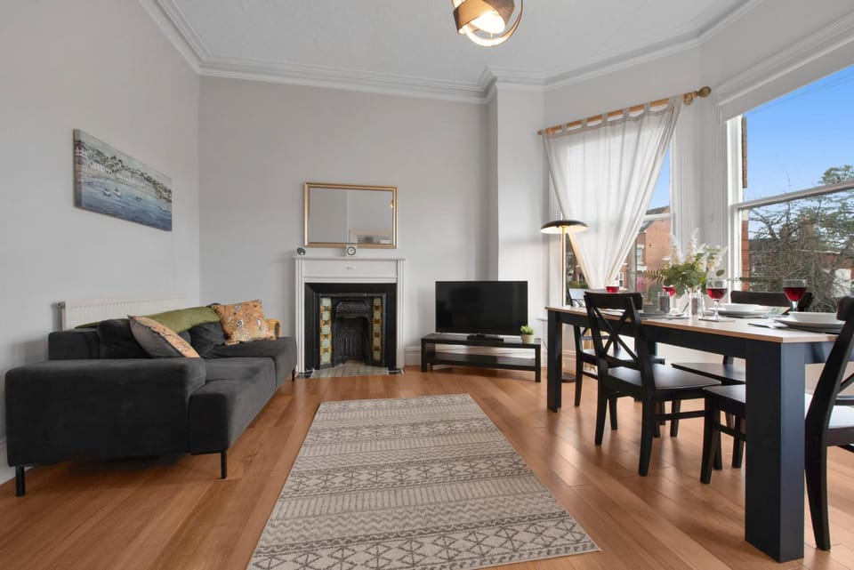 TV and multimedia, Living room, Photo of the whole room, Dining area