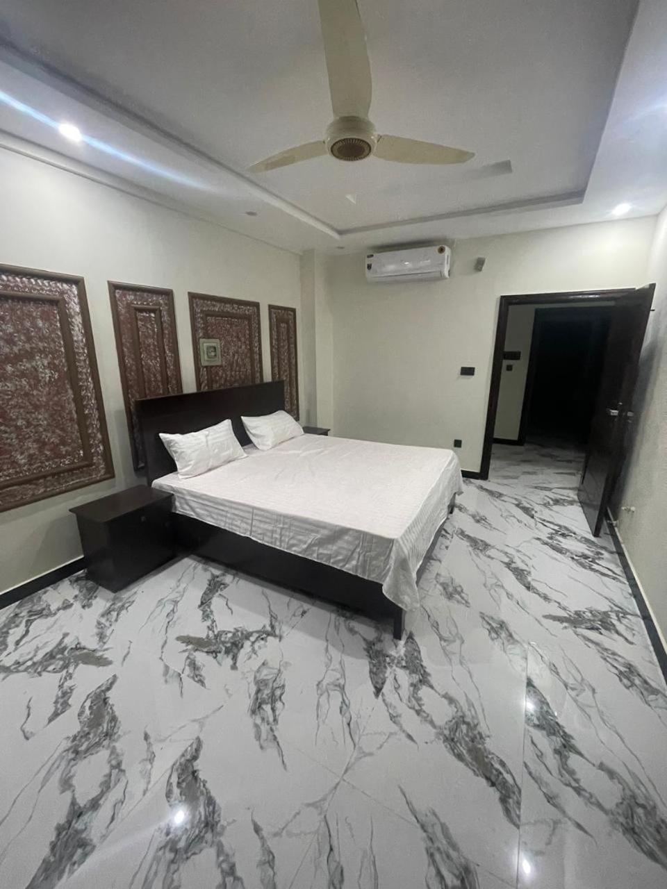 Bed, Photo of the whole room, Bedroom, air conditioner