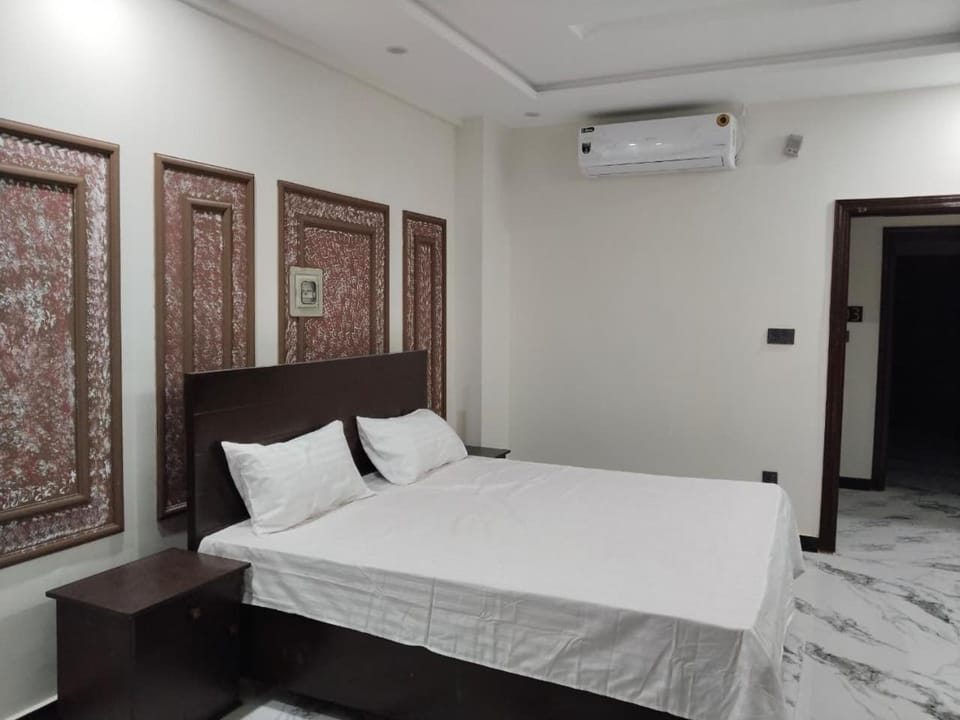 Bed, Photo of the whole room, Bedroom, air conditioner