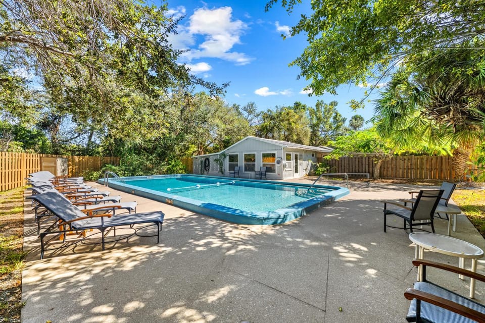 Gulf Front Escape with Private Deck, Sunporch & Beach Access House in Englewood