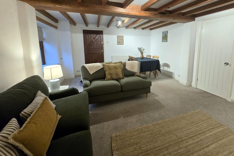 Seating area, Dining area, fireplace