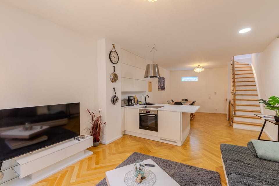 TV and multimedia, Kitchen or kitchenette, Living room, Seating area, Dining area, oven