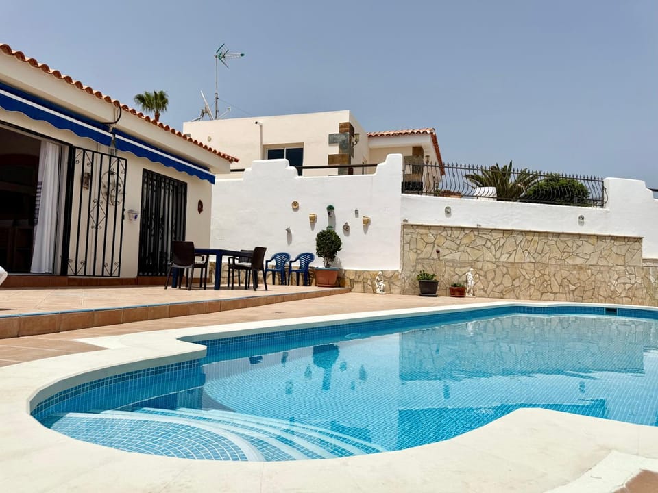 Property building, Day, Pool view, Swimming pool, sunbed