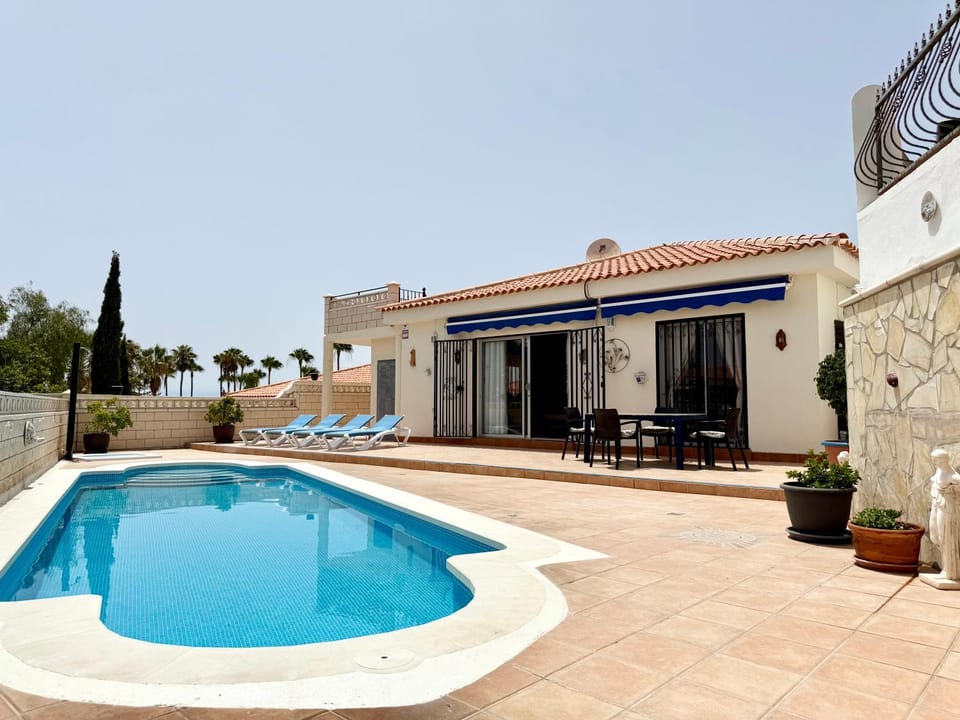 Property building, Day, Pool view, Swimming pool, sunbed