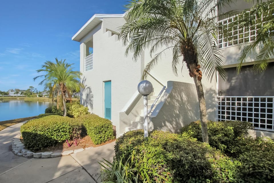 Driftwood Dreams Lakefront Condo Near AMI House in Bradenton
