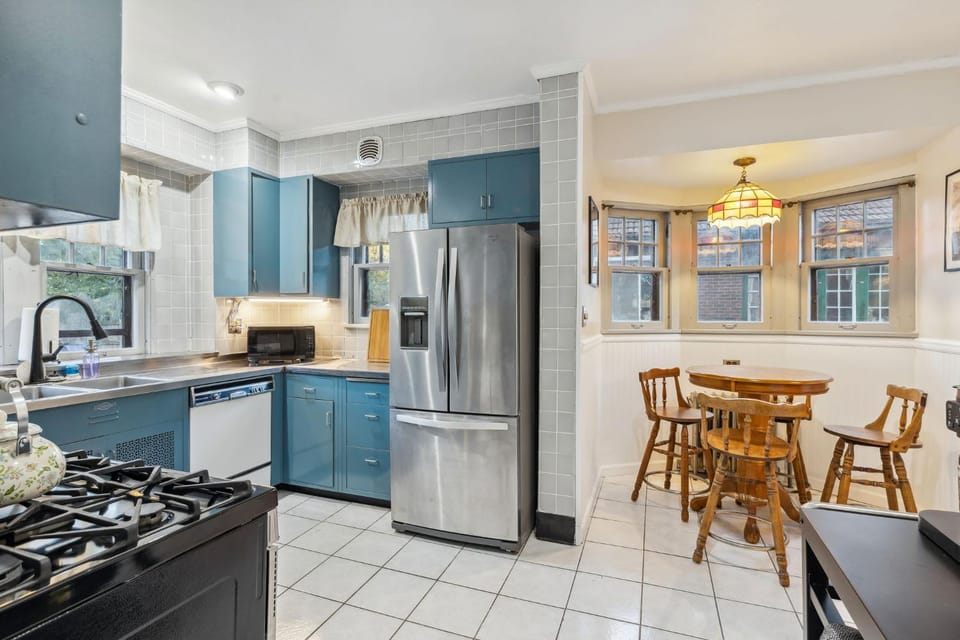 Steps to Edgewater - Sleeps 14 - Fun Game Room Retreat House in Cleveland Heights