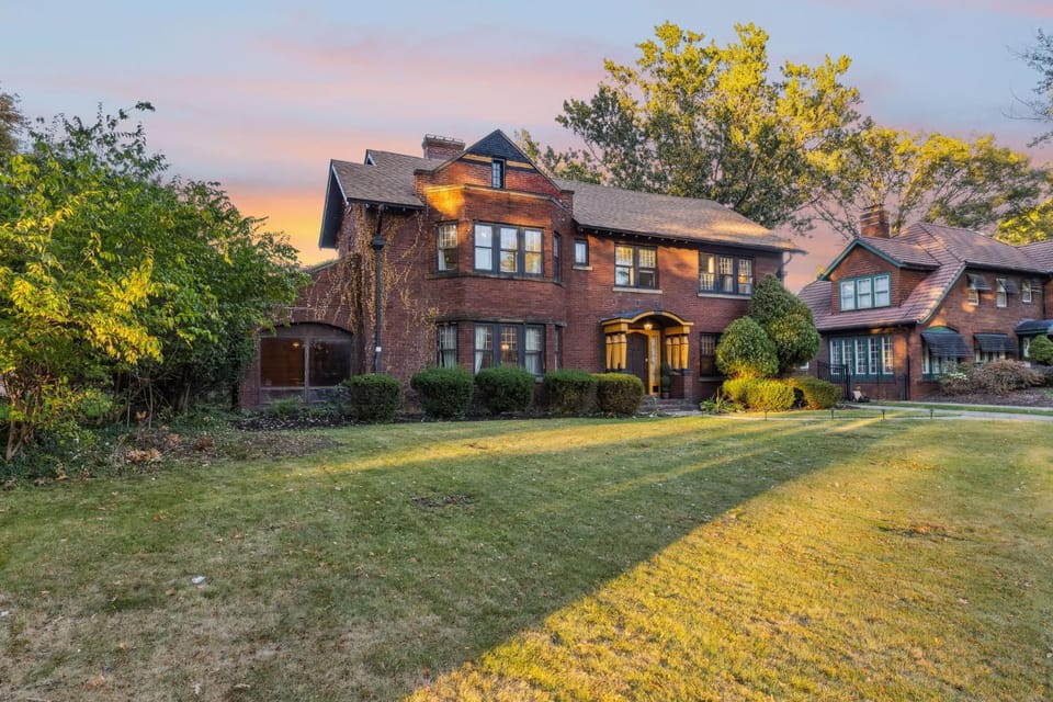 Steps to Edgewater - Sleeps 14 - Fun Game Room Retreat House in Cleveland Heights