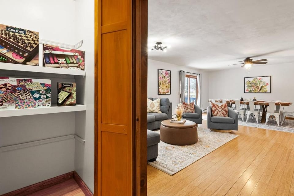 Dual Home Retreat! Walk Between Both! Sleeps 28 Apartment in Pennsylvania