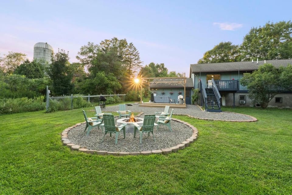 Dual Home Retreat! Walk Between Both! Sleeps 28 Apartment in Pennsylvania
