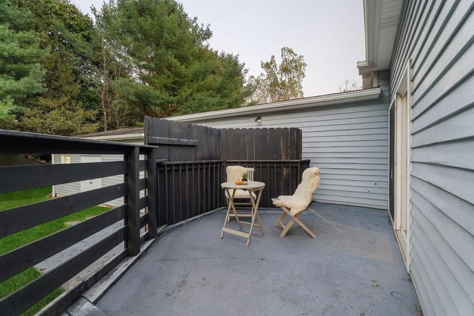 Dual Home Retreat! Walk Between Both! Sleeps 28 Apartment in Pennsylvania