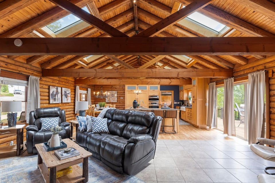 TV and multimedia, Kitchen or kitchenette, Living room, Seating area, Dining area