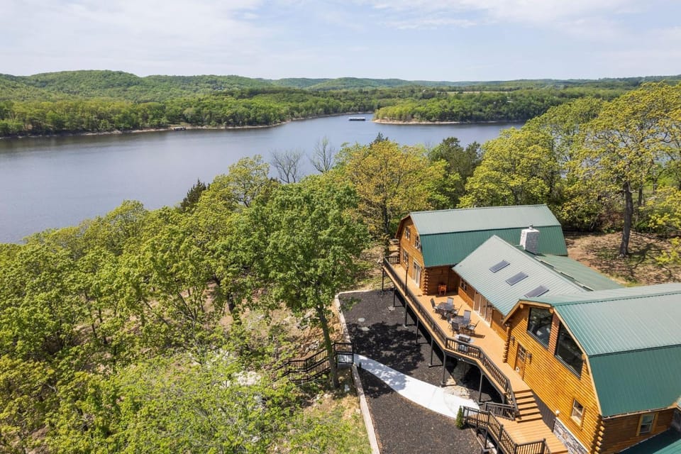 Property building, Natural landscape, Bird's eye view, Lake view, Mountain view