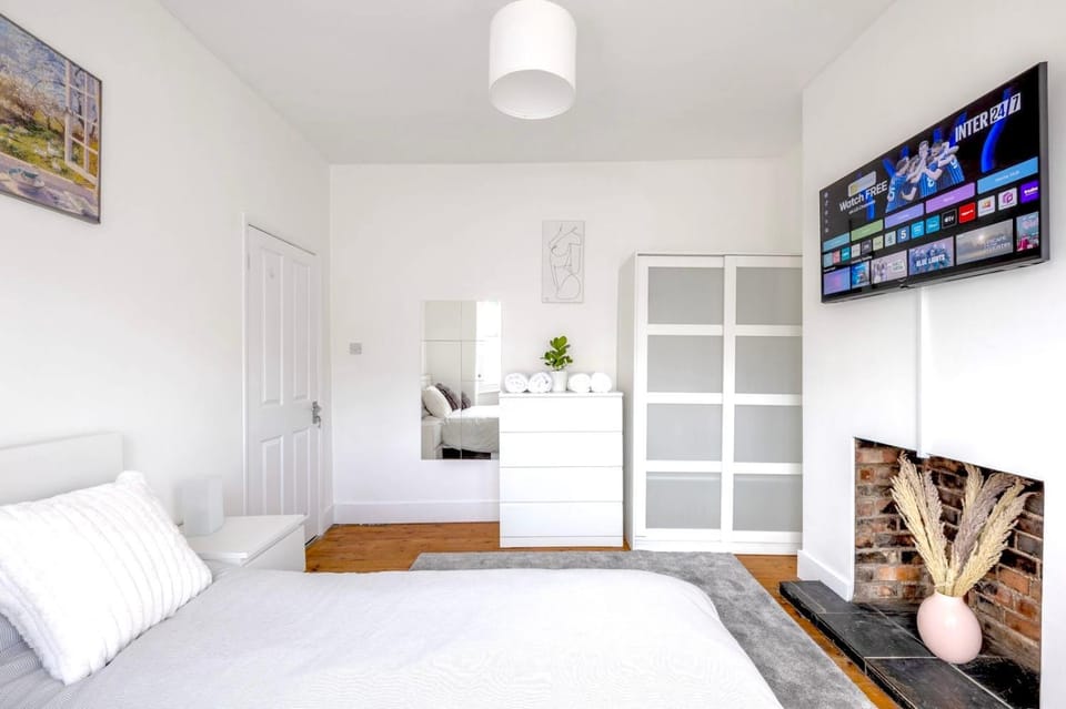 Bed, TV and multimedia, Photo of the whole room, Bedroom
