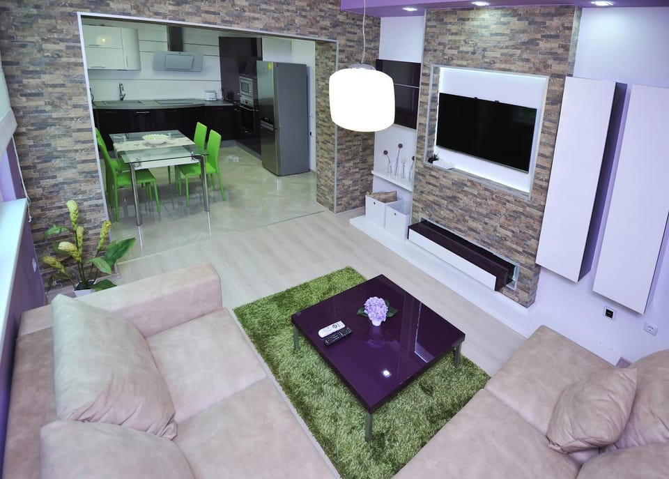 Communal lounge/ TV room, TV and multimedia, Kitchen or kitchenette, Living room, Seating area, Dining area