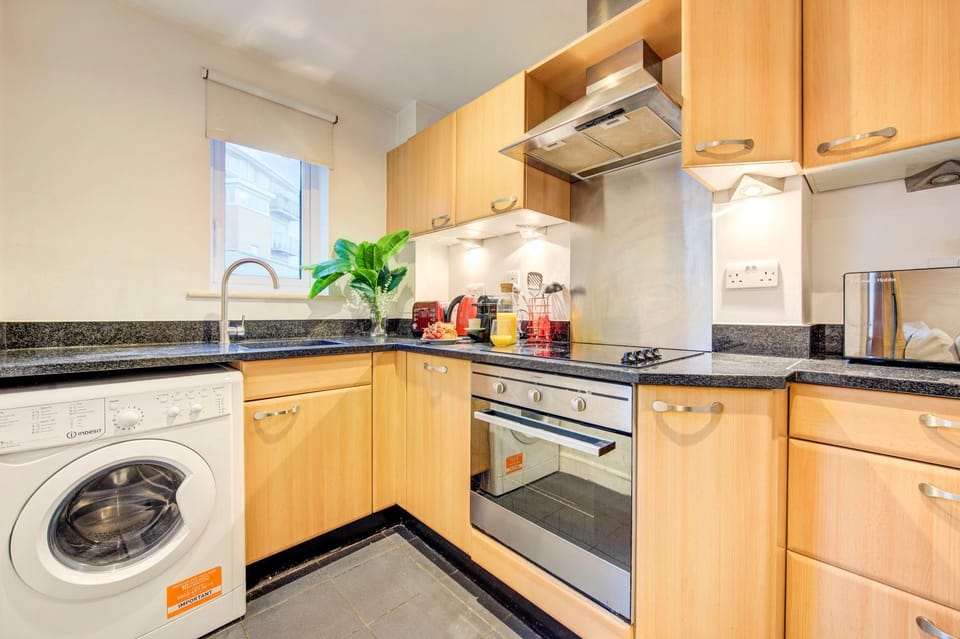 TOWER BRIDGE large 2 bed 2 baths Apartment in London