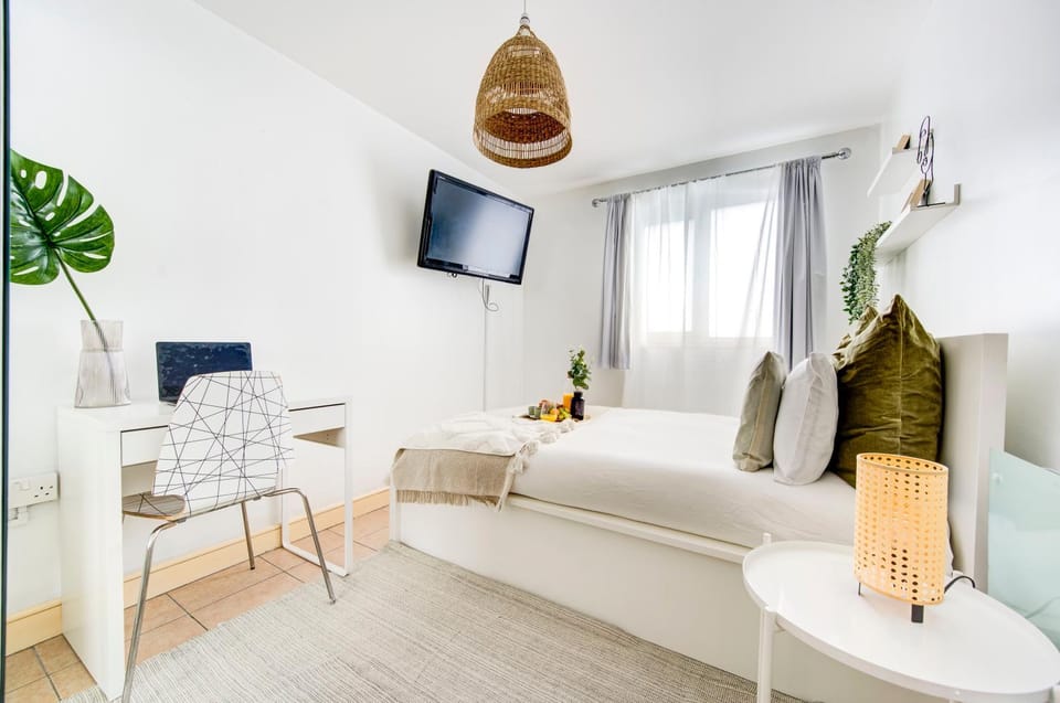 TOWER BRIDGE large 2 bed 2 baths Apartment in London