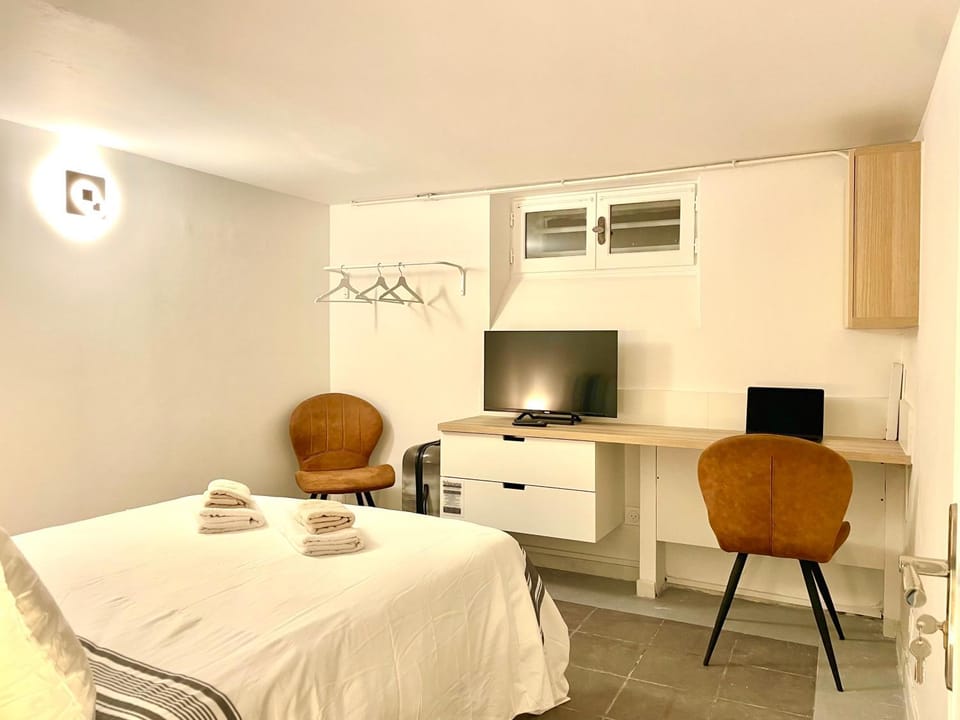 Photo of the whole room, Bedroom