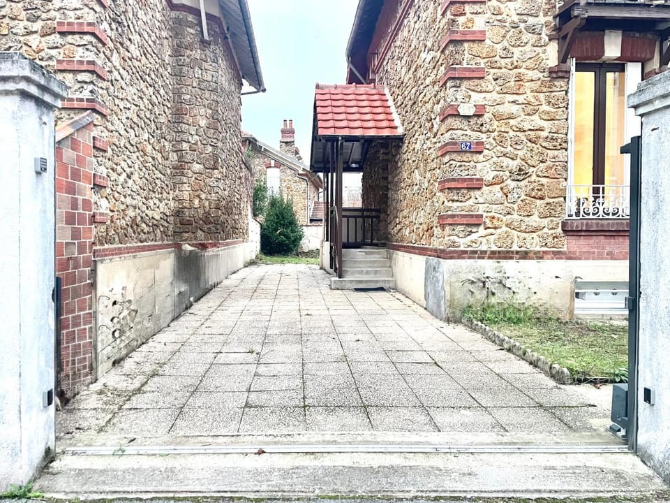 Property building, Facade/entrance, Day, Parking