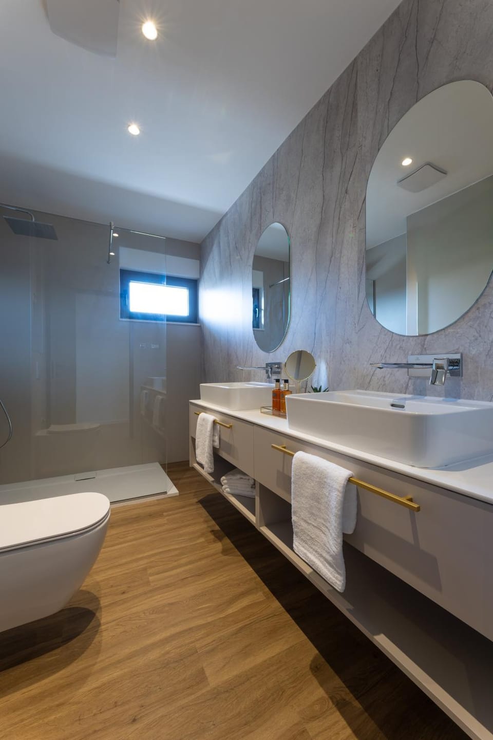 Bathroom, towels