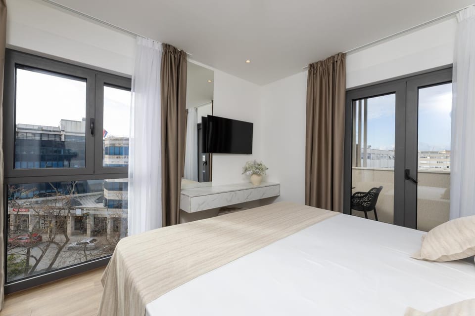 Bed, TV and multimedia, View (from property/room), Balcony/Terrace, Bedroom