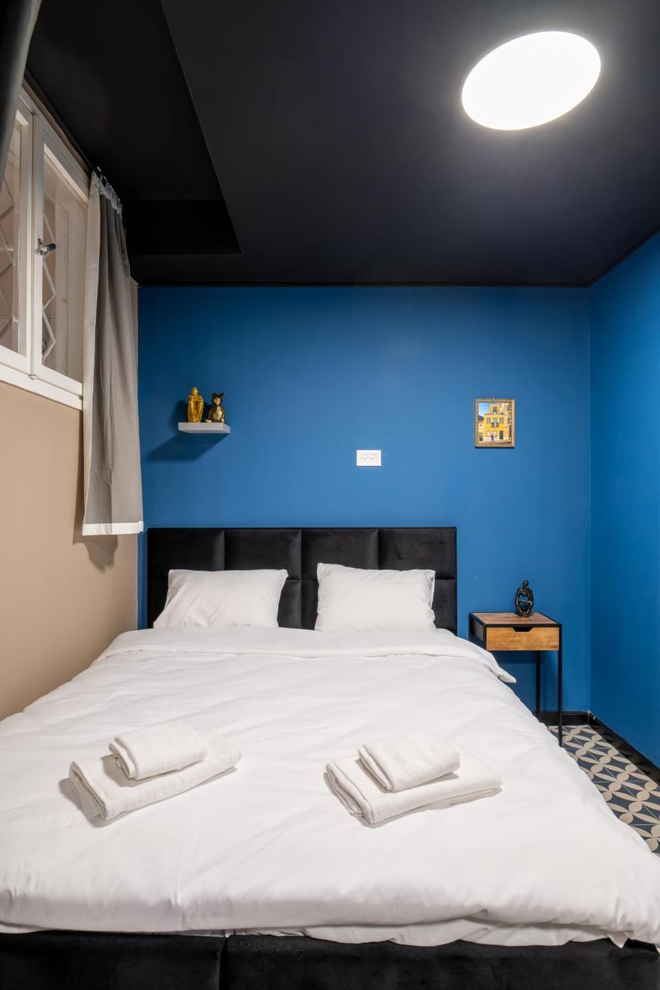 Bed, Photo of the whole room, Bedroom, towels