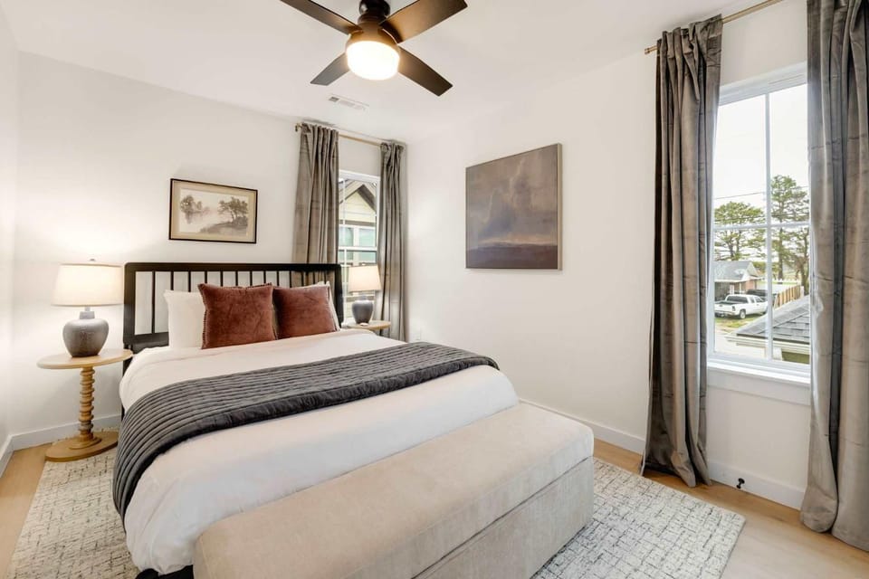 Downtown Luxe-Easy half a mi walk to DT New-Modern House in Rogers