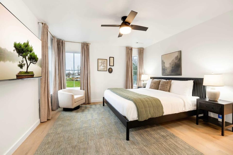 Downtown Luxe-Easy half a mi walk to DT New-Modern House in Rogers